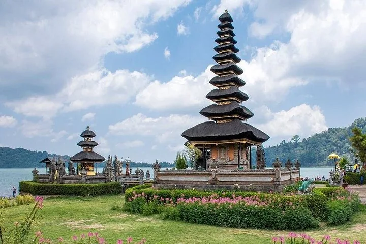 Mehrstöckige Pagode am Tempel Pura Ulun Danu Bratan an einem malerischen See.